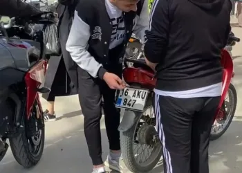 Bursa’da motosikletinin plakasını boyayla değiştirdi