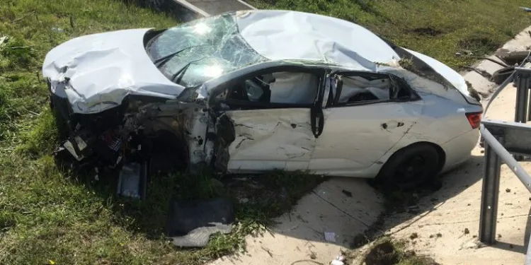 Takla atan otomobilden yara almadan kurtuldu