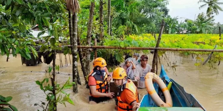 Filipinler’i tropik fırtına vurdu: 167 ölü