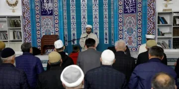 Hafız Ali Derman teravihte İnegöllülerle buluştu