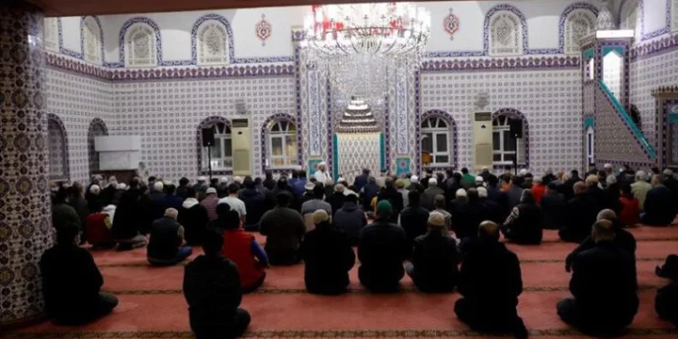 Hafız Bünyamin Topcuoğlu teravihte İnegöl cemaatiyle buluştu