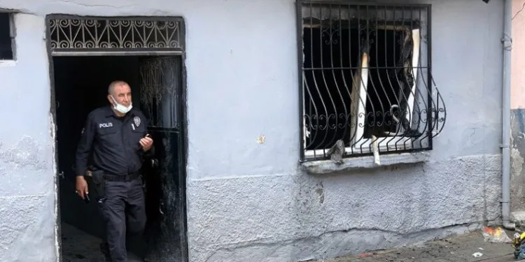 Uyuşturucu krizine girip evi yaktı