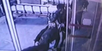 Ev arkadaşlarını öldürüp hastaneye bıraktılar