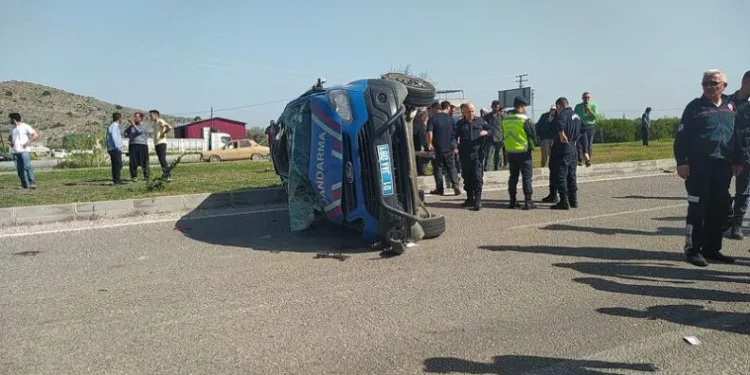 Jandarma minibüsü otomobille çarpıştı: 2 şehit