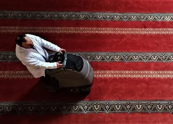 Bursa Ulu Cami’de Ramazan temizliği