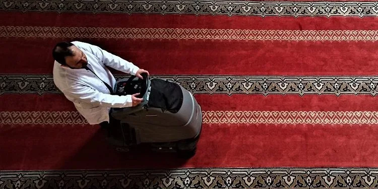 Bursa Ulu Cami’de Ramazan temizliği