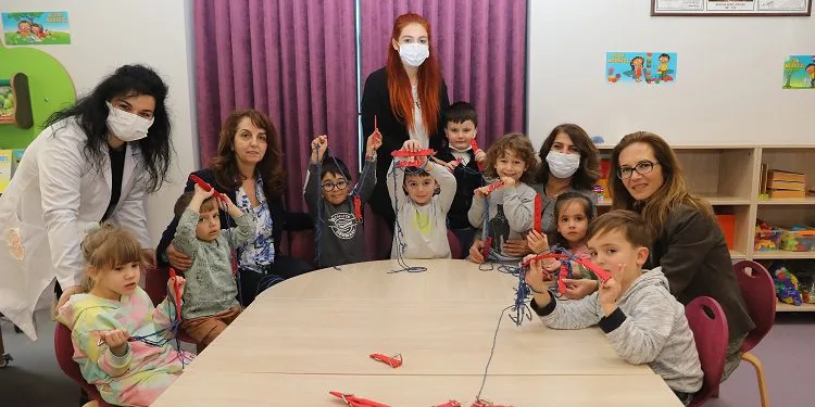 Bursa’da sokak hayvanlarının hediyeleri çocuklardan