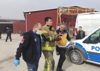 Bursa’da fabrika yangınında itfaiye eri yaralandı