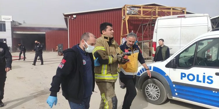 Bursa’da fabrika yangınında itfaiye eri yaralandı