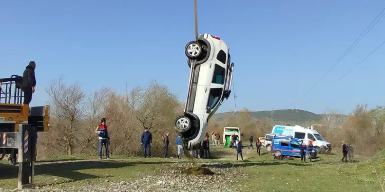 Bursa’da gölete uçan araçtan cansız bedeni çıkarıldı