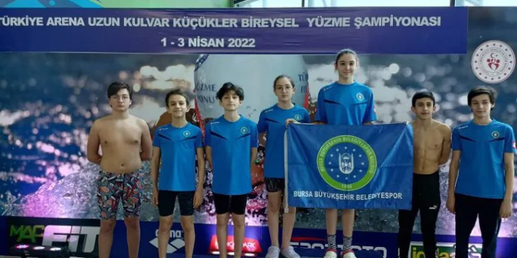 Bursalı yüzücüler Trabzon’dan madalya ile döndü
