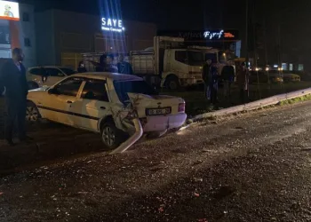 TIR, kırmızı ışıkta bekleyen otomobillere çarptı