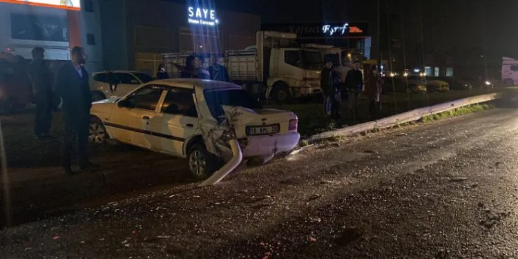 TIR, kırmızı ışıkta bekleyen otomobillere çarptı