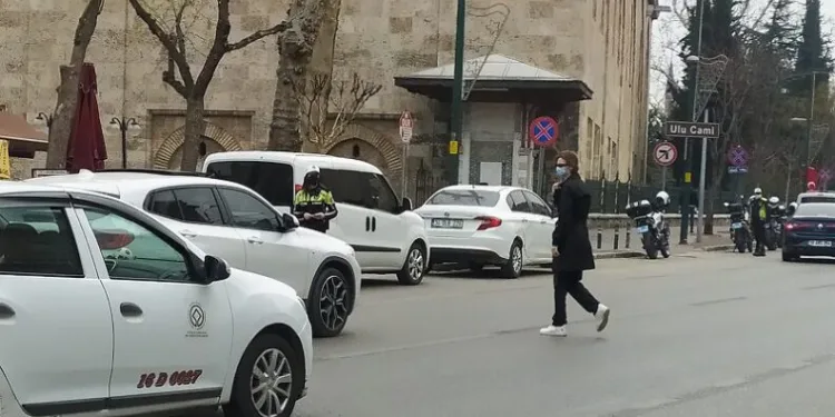 Bursa’da tehlikeye davetiye çıkaran yayalara sıkı takip