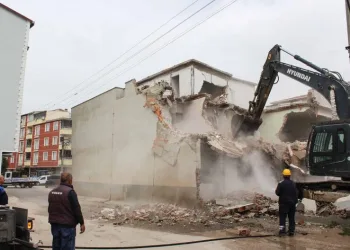 Karacabey’de ulaşıma engel olan yapı yıkıldı