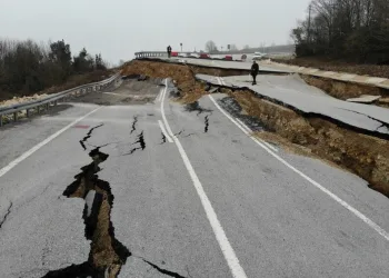 Karadeniz’i İstanbul’a bağlayan yol çöktü