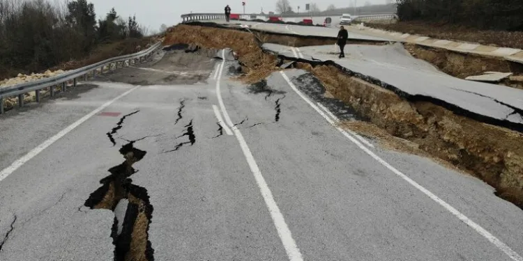Karadeniz’i İstanbul’a bağlayan yol çöktü