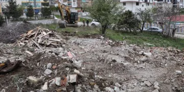 Adresi karıştırdı, yanlış binayı yıktı