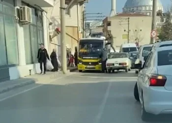 Bursa’da görülmemiş öfke! Otobüs şoförünü tekmeledi