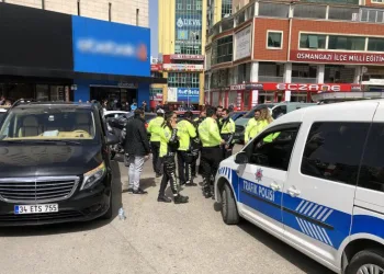 Bursa’da tur minibüsüyle motosikletli polisler çarpıştı