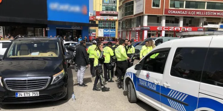 Bursa’da tur minibüsüyle motosikletli polisler çarpıştı