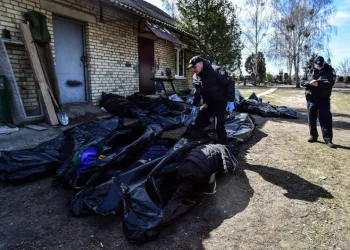 Onlarca cansız beden defnedilmeyi bekliyor