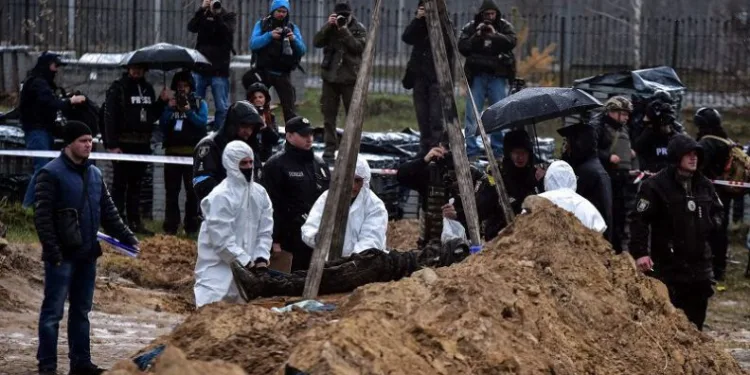 Toplu mezardaki cansız bedenler çıkartıldı