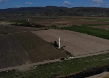 Görenler şaşırıyor! Issızlığın ortasında camisiz minare