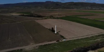 Görenler şaşırıyor! Issızlığın ortasında camisiz minare