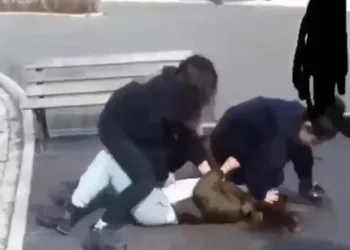 Bursa’da genç kıza tekme ve yumruklarla saldırdılar