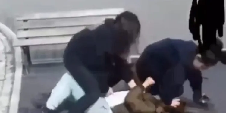 Bursa’da genç kıza tekme ve yumruklarla saldırdılar