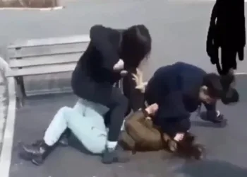 Bursa’da genç kıza tekme ve yumruklarla saldırdılar