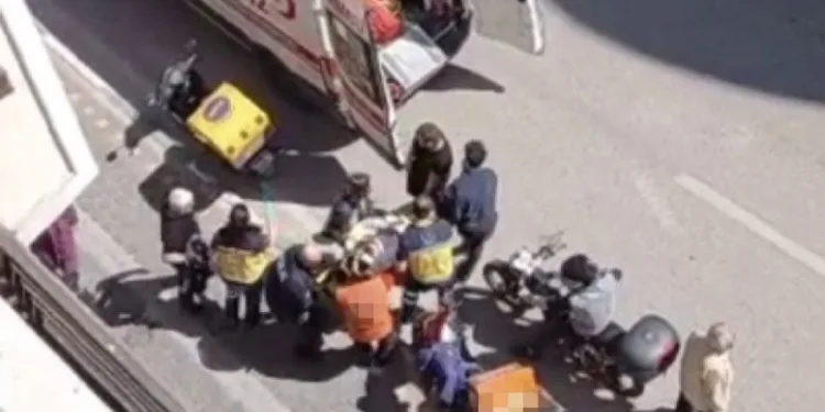 Bursa’da yere düşen motokurye yaralandı