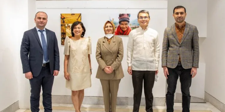 ‘Gülümseyin Philippines’ sergisi Bursa’da açıldı