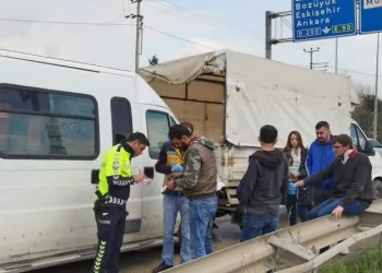 Bursa’da minibüs kamyonete arkadan çarptı