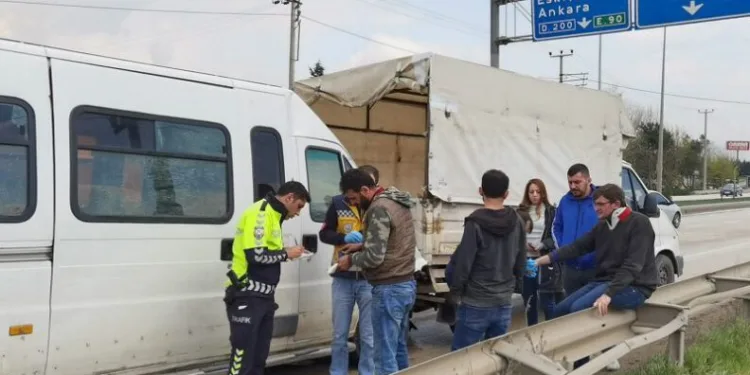 Bursa’da minibüs kamyonete arkadan çarptı