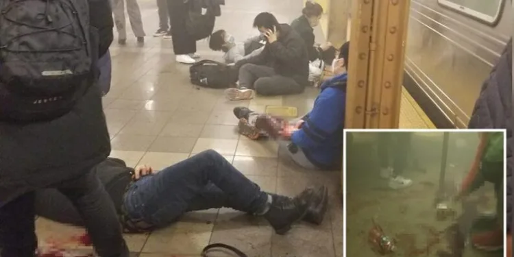 New York metrosunda silahlı saldırı