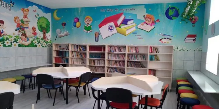 Mezun olduğu okula kütüphane yardımında bulundu