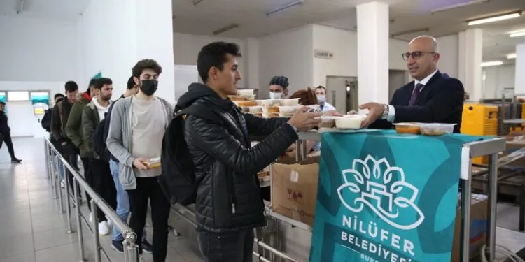 Nilüfer Belediyesi’nden öğrencilere iftar yemeği