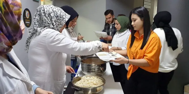 Bursa’da aşçılık kursu öğrencilerinden iftar yemeği
