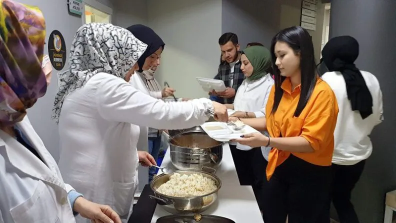 Bursa’da aşçılık kursu öğrencilerinden iftar yemeği
