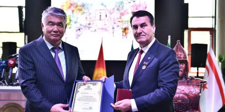 TÜRKSOY’dan Dündar’a onur madalyası