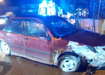Bursa’da virajı alamayan otomobil duvara çarptı