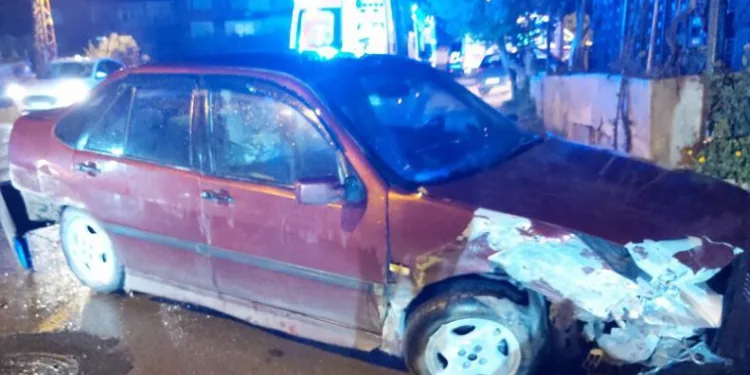 Bursa’da virajı alamayan otomobil duvara çarptı