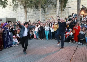 Eski Yunan Başbakan Türkiye’de zeybek oynadı