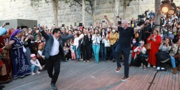 Eski Yunan Başbakan Türkiye’de zeybek oynadı