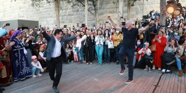 Eski Yunan Başbakan Türkiye’de zeybek oynadı