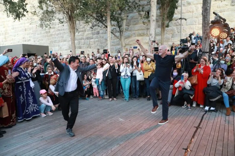 Eski Yunan Başbakan Türkiye’de zeybek oynadı
