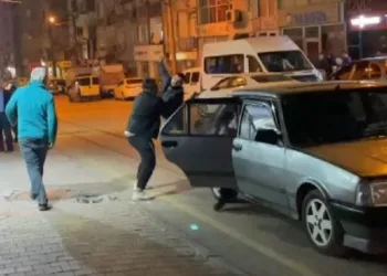 Bursa’da cadde ortasında bıçaklı kavga