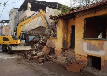 Osmangazi’de 2 metruk bina yıkıldı